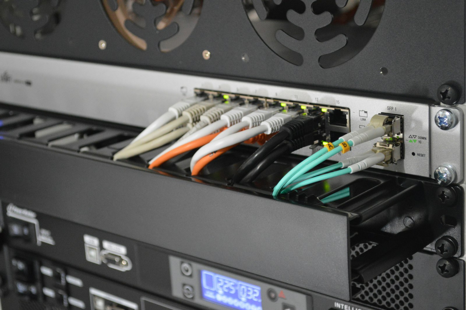 Equipamiento de red con conexiones de fibra